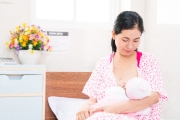 Nuôi con bằng sữa mẹ 
