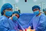 Phối hợp qui trình báo động đỏ liên viện giữa Bệnh viện Hùng Vương và Bệnh viện Quận Bình Tân cứu sống sản phụ nặng nguy kịch.